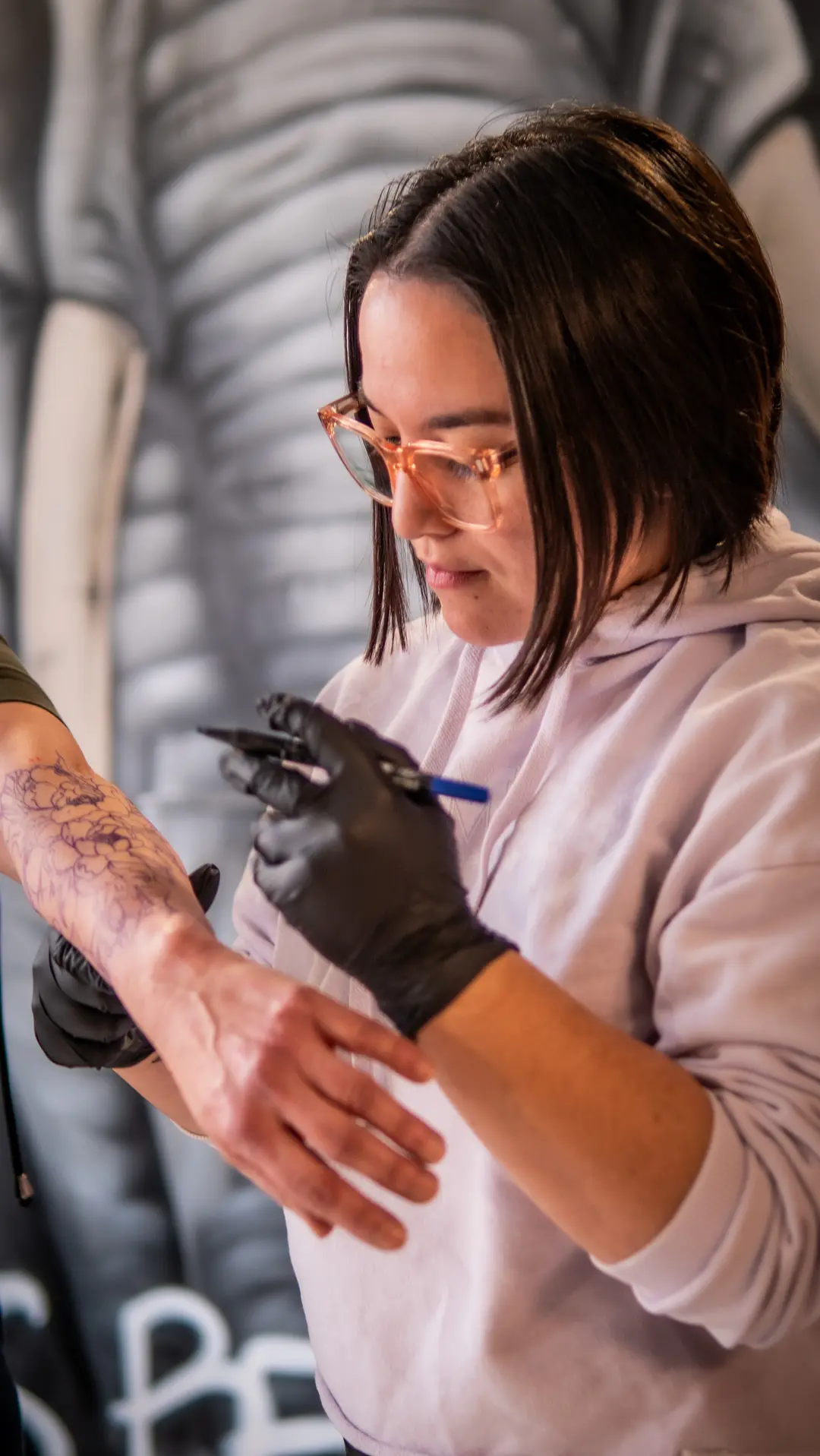 Rebecca au travail sur un projet de tatouage